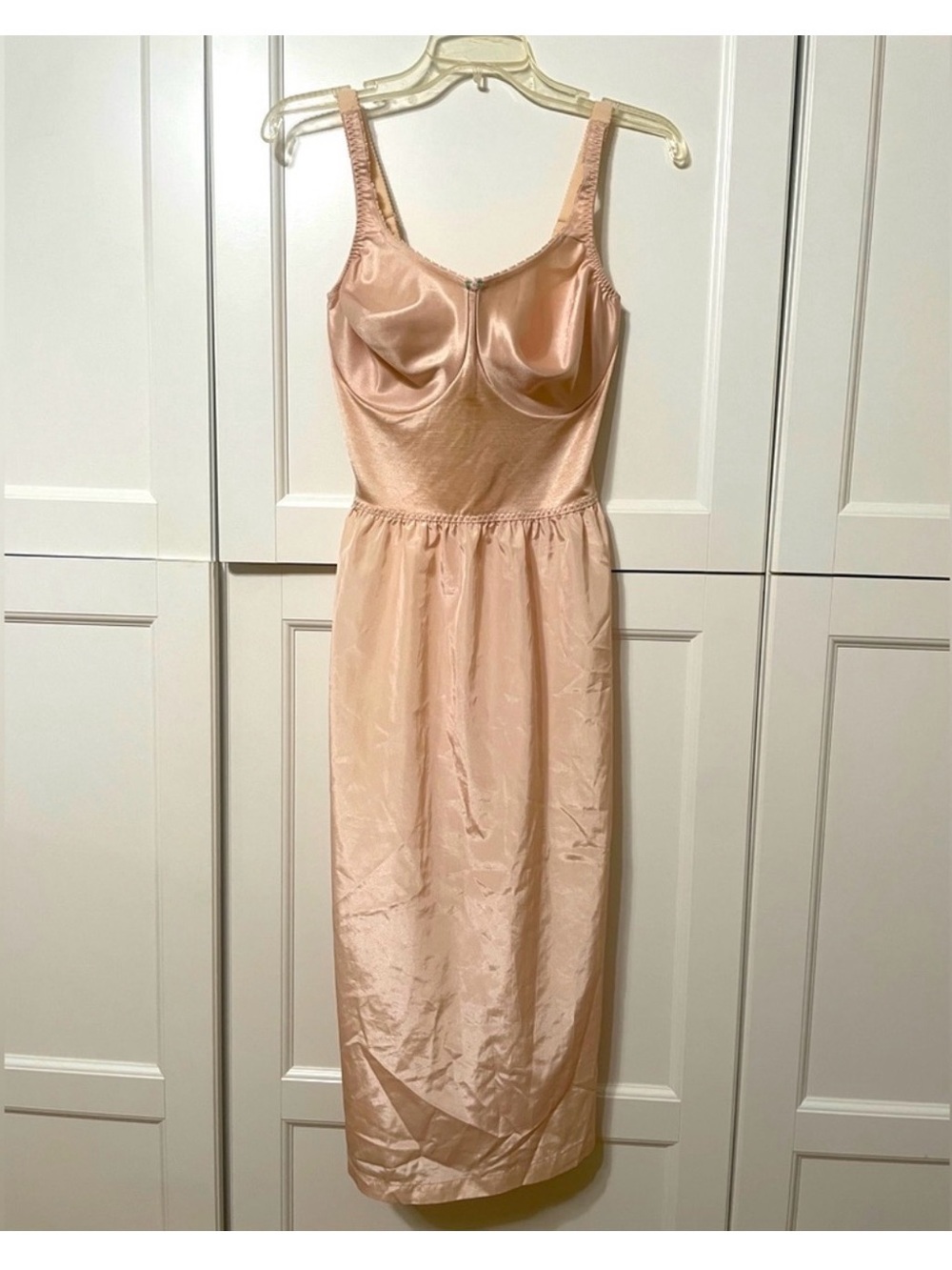 Vintage Olga Beige Bra Slip 36DD/E 
Full Slip w/Slit & Adjustable Straps